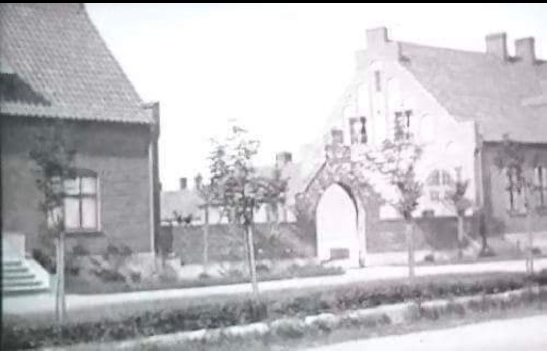 Skolan med sin karaktäristiska portal, tidigt 1900-tal.
