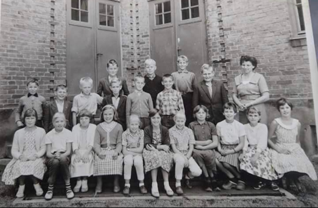 Skolklass på trappan utanför Gamla Skolan.